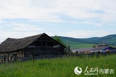 边境小镇用油画描画“诗取远方”